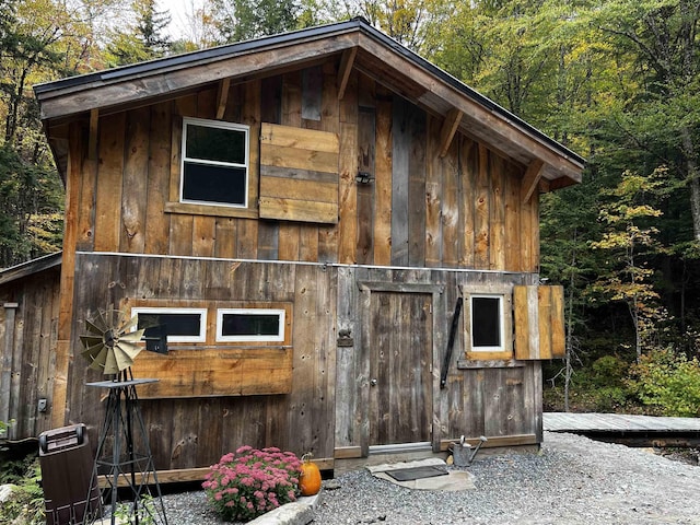 view of outdoor structure featuring an outbuilding