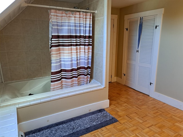 full bath featuring baseboards and shower / bath combo with shower curtain