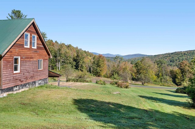 view of yard featuring a mountain view