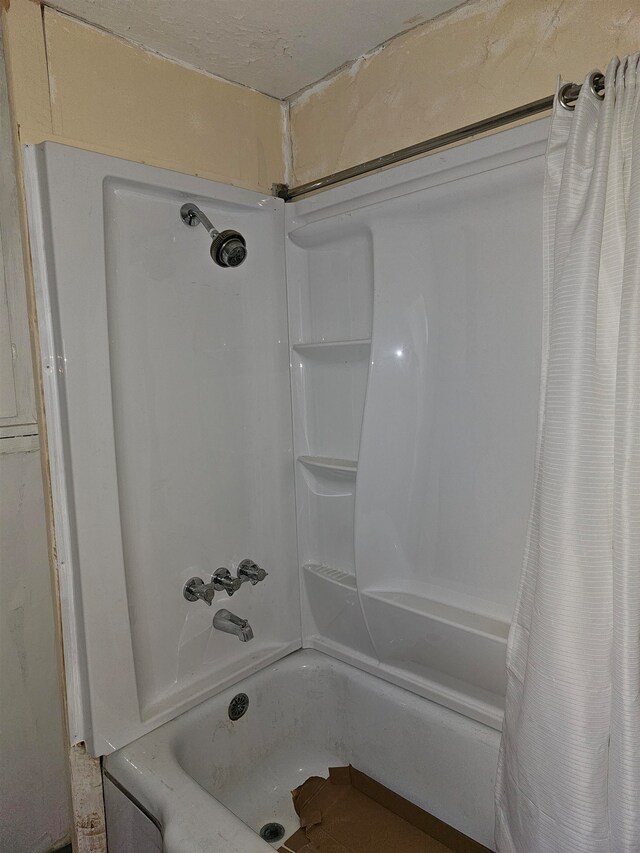 bathroom featuring shower / tub combo