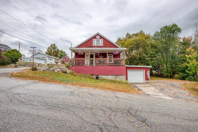 view of front facade featuring aphalt driveway and covered porch