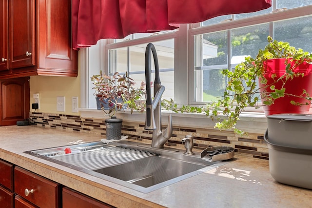 details featuring backsplash and sink