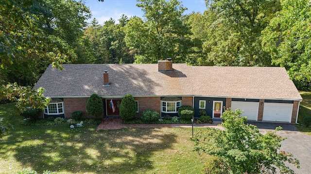 view of front facade featuring a front yard and a garage