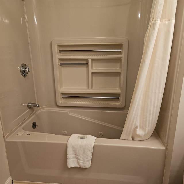 bathroom with shower / bath combo