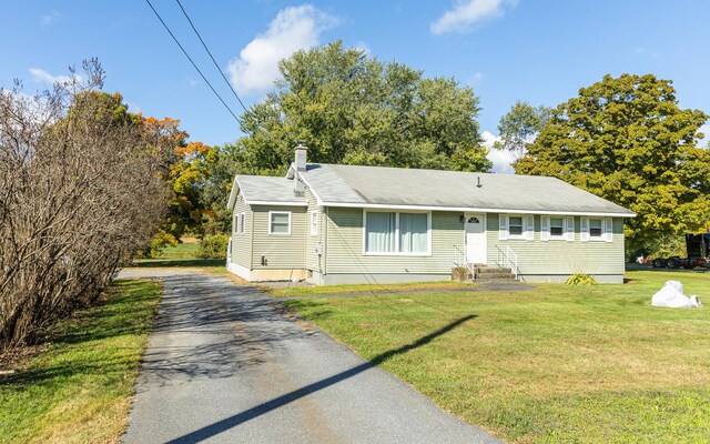 view of front of house featuring a front yard