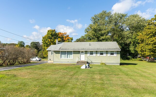 view of front of home featuring a front lawn