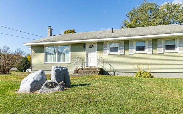 view of front facade with a front yard