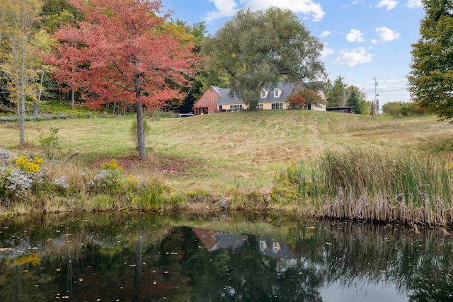 view of yard featuring a water view