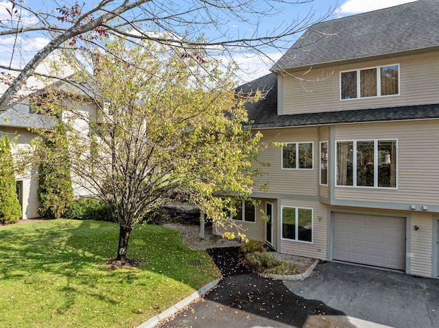 view of front of house featuring a front yard and a garage