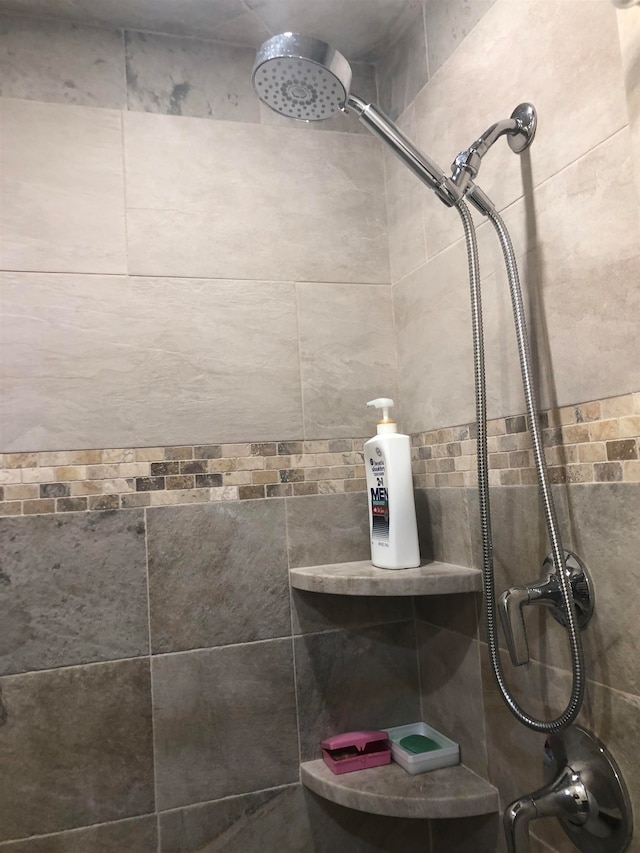 bathroom featuring a tile shower