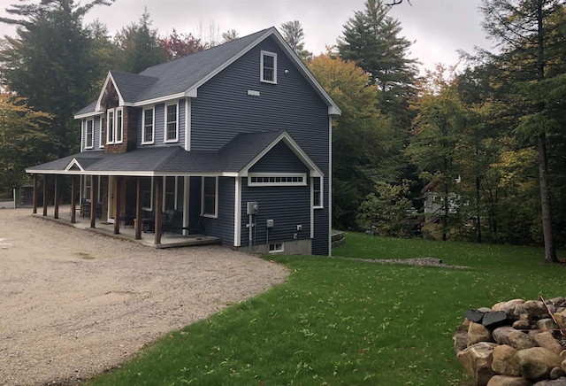 view of front facade featuring a front lawn and a porch