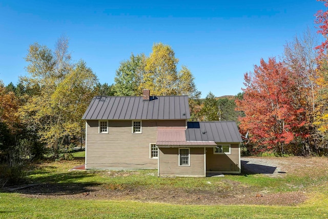 view of side of property featuring a lawn