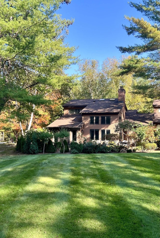 view of front of home featuring a front yard