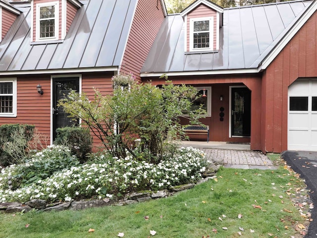 view of front facade featuring a front lawn, a porch, and a garage