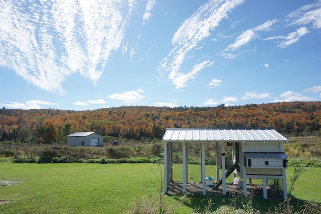 view of yard with an outdoor structure