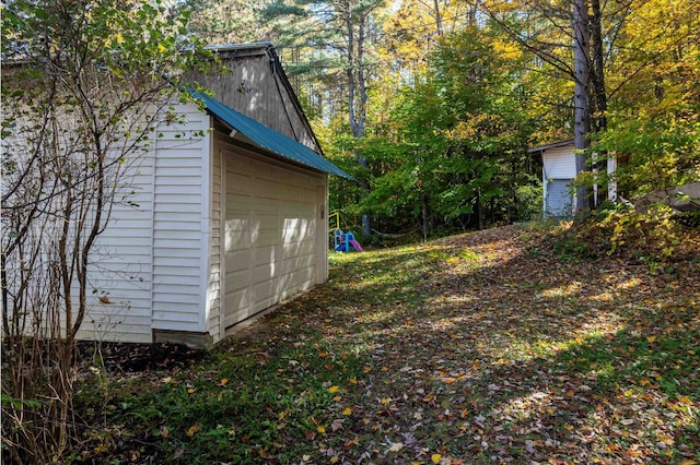 view of yard with an outdoor structure