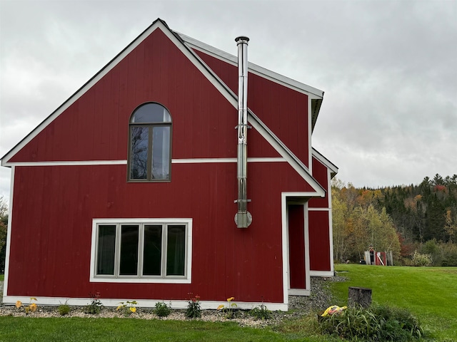 view of outdoor structure with a yard