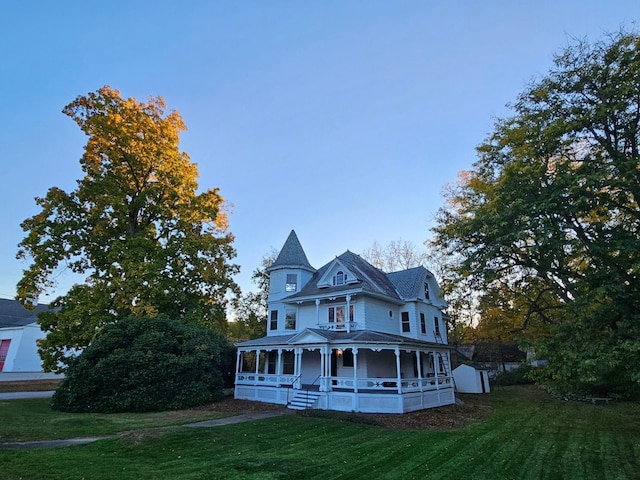 view of front of home featuring a porch and a front lawn