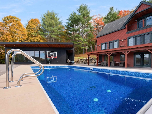 view of swimming pool