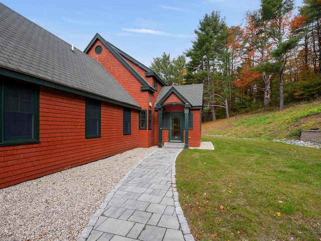 view of front of home featuring a front yard