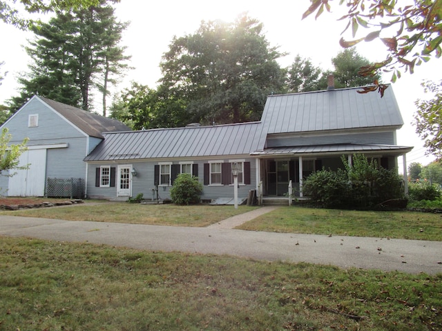 view of front of home with a front lawn and metal roof