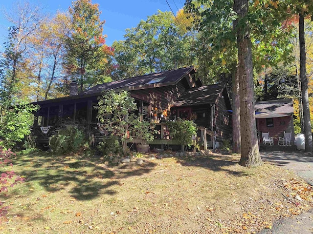 view of front of house with a front lawn