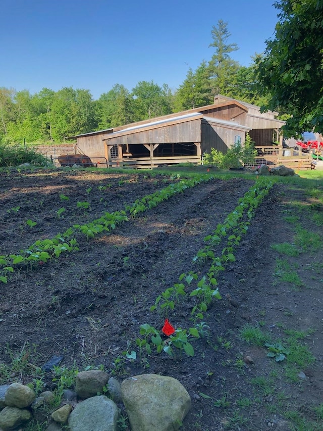 view of yard with an outdoor structure