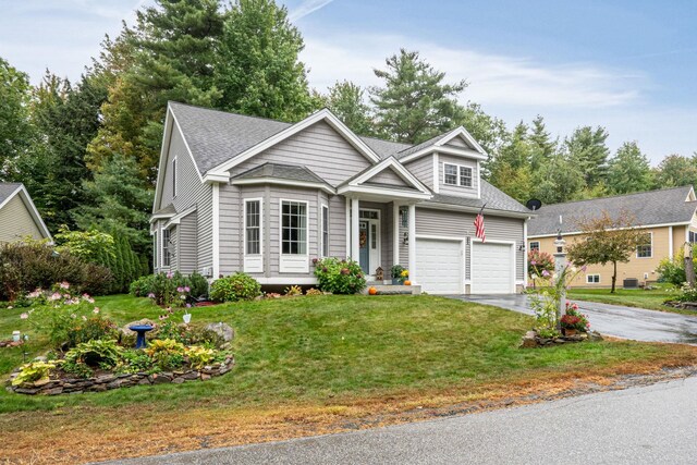 view of front facade featuring a front yard