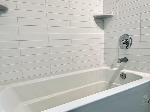 bathroom with tub / shower combination