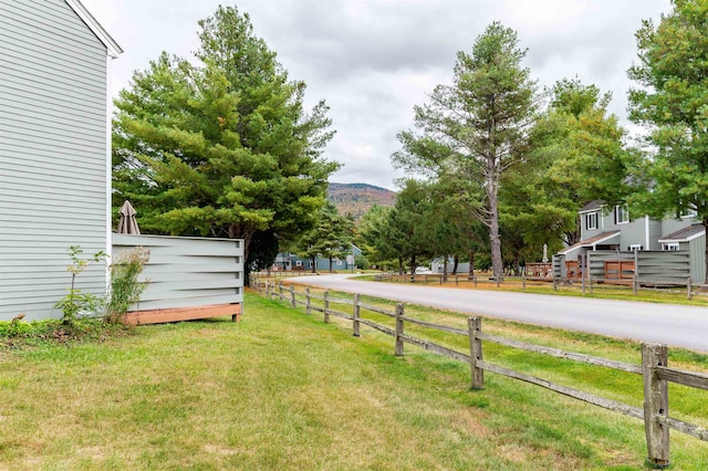 view of yard with a mountain view