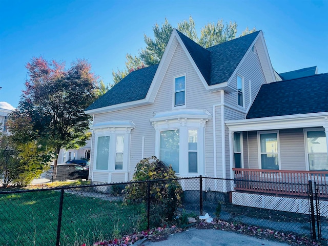 view of front of home featuring a front lawn