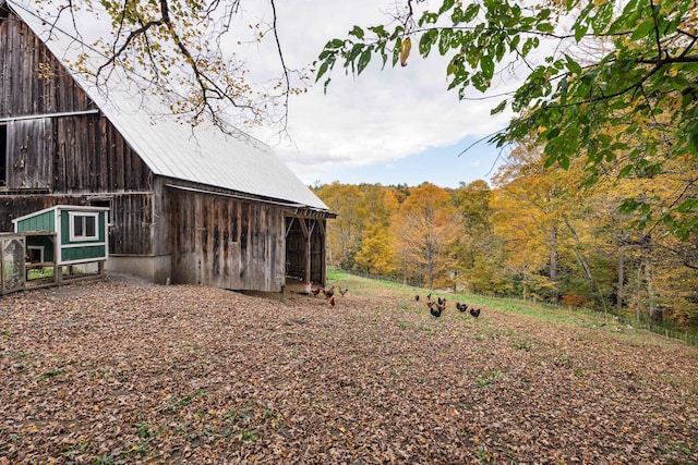 view of yard with an outbuilding