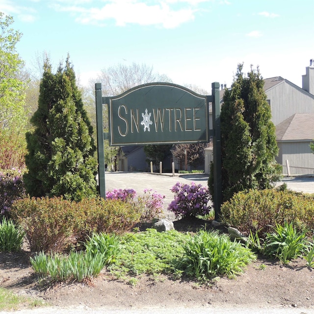 view of community / neighborhood sign