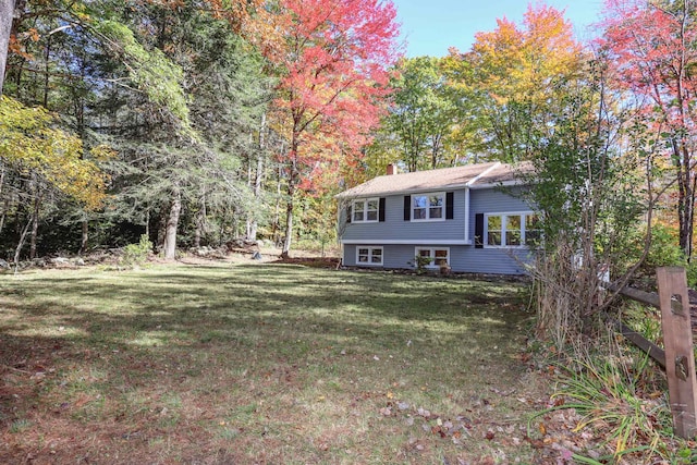 view of front of property featuring a front lawn