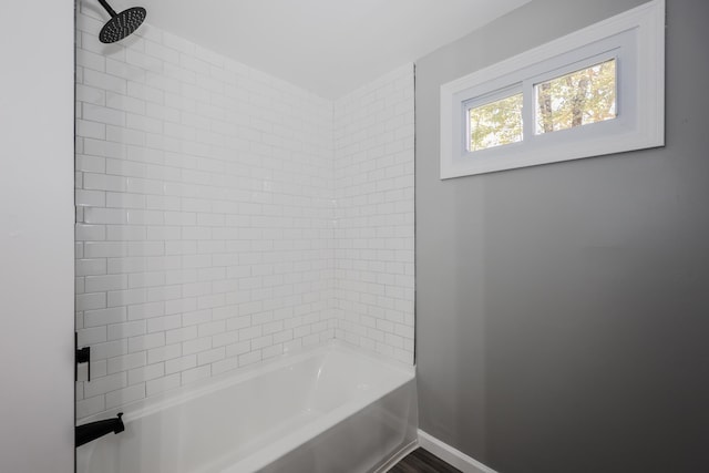 bathroom featuring tiled shower / bath