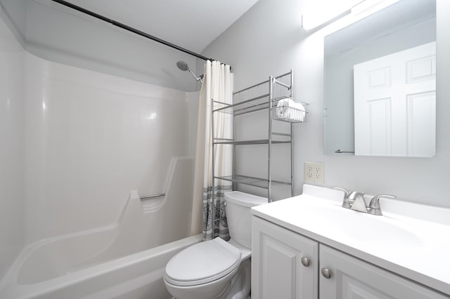 full bathroom featuring toilet, shower / bath combo with shower curtain, and vanity