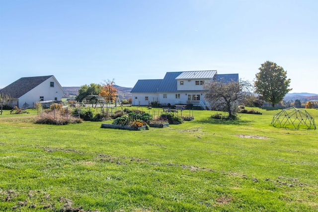 view of yard featuring a mountain view