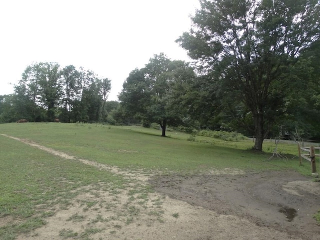 view of yard featuring a rural view