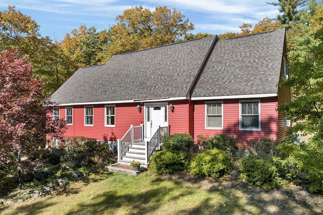 cape cod house featuring a front lawn