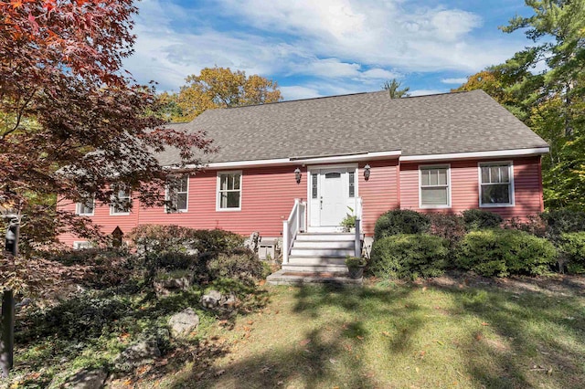 view of front of property featuring a front lawn