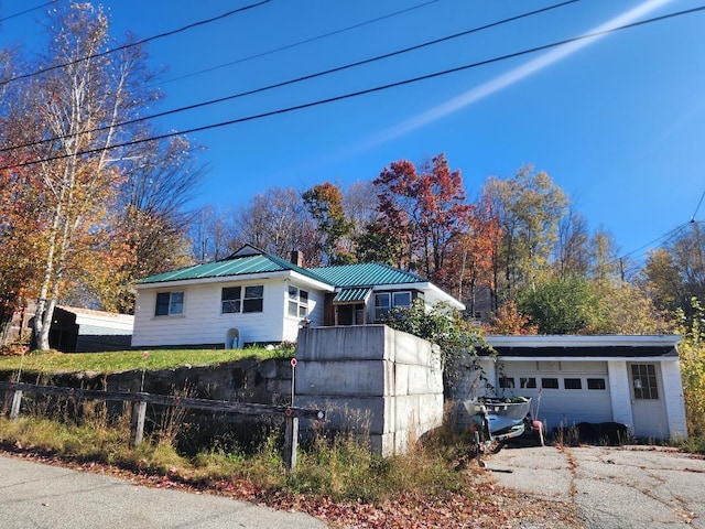 view of front facade featuring a garage