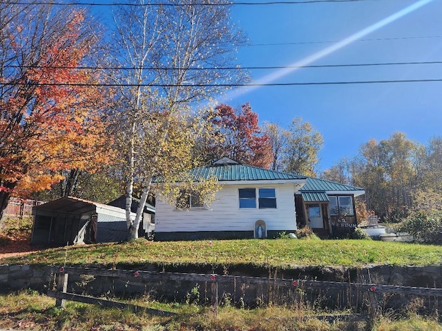 single story home with a carport