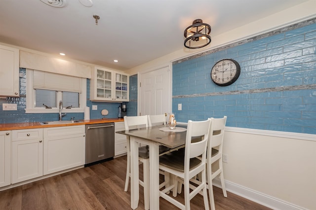 461 Ocean Blvd Unit A7, Hampton, NH 03842 - carpeted bedroom featuring baseboards, crown molding, and a ceiling fan