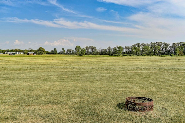 view of yard featuring a rural view