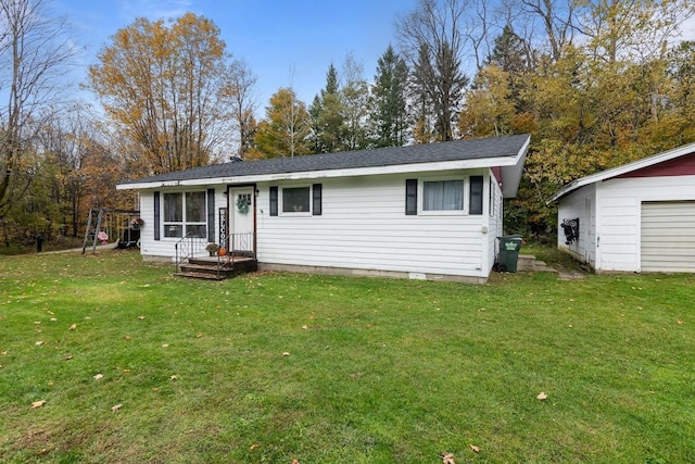 view of front of property featuring a front yard and a garage