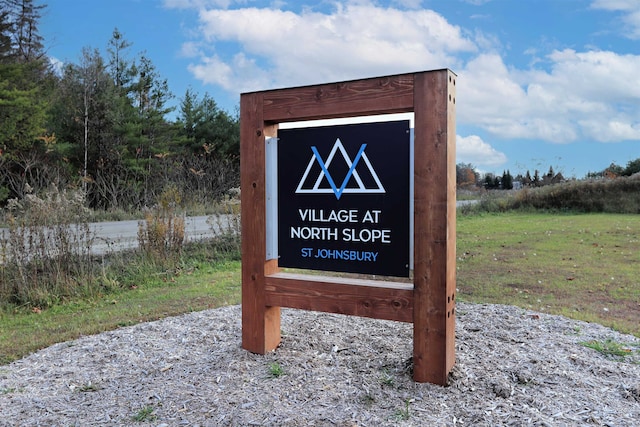 community sign with a yard