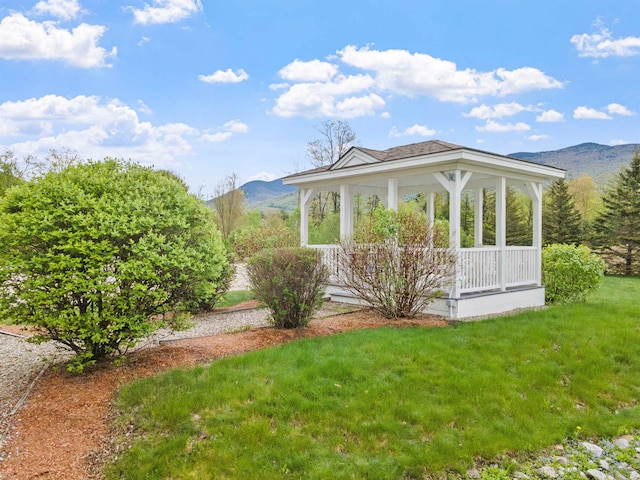 view of yard featuring a mountain view