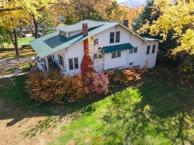 view of side of property featuring a yard