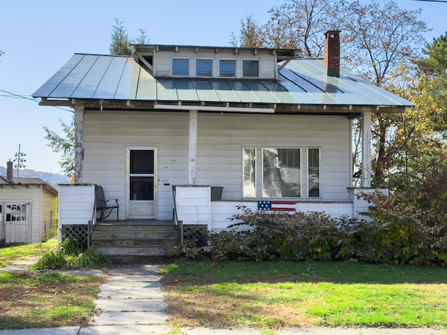 view of front of house featuring a front yard