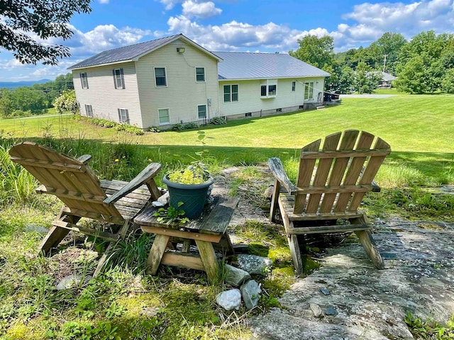 back of house featuring a lawn